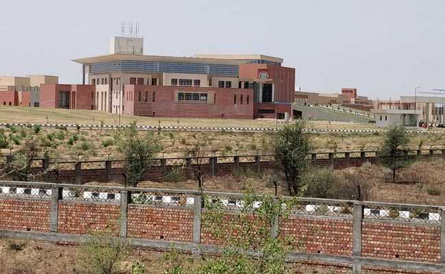 दो सांसदों ने की IIM रोहतक के डायरेक्टर की नियुक्ति में गड़बड़ी की शिकायत, जावड़ेकर को लिखी चिट्ठी