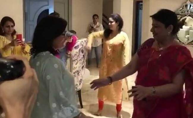 प्रियंका चोपड़ा की सास ने समधन के साथ लगाए ठुमके, Video हुआ वायरल