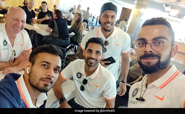 सेल्फी क्लिक कर रहे थे विराट कोहली, पीछे से एक शख्स ने किया कुछ ऐसा