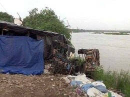 हथिनीकुंड बैराज से लगातार पानी छोड़ने की वजह से यमुना उफान पर, दिल्ली पर मंडराया बाढ़ का खतरा हथिनीकुंड बैराज से लगातार पानी छोड़ने की वजह से यमुना उफान पर, दिल्ली पर मंडराया बाढ़ का खतरा