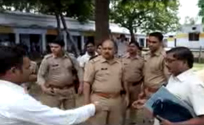 यूपी : इंटर कॉलेज के प्रिंसिपल ने कहा, आरक्षण मांगोगे तो जमीन पर बिठाएंगे...