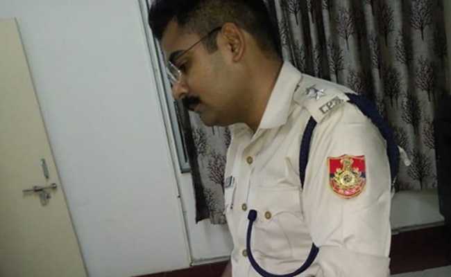 ड्रग डीलर ने की IPS अफसर को कार से कुचलने की कोशिश