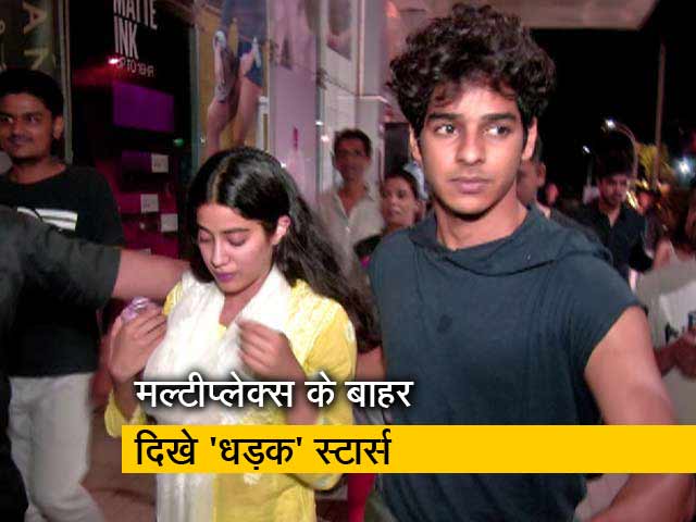 जब ईशान खट्टर और जाह्नवी संग सेल्फी लेने से नहीं रोक पाए फैन्स