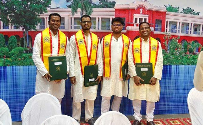 IIT-ISM Dhanbad Students Wear Indian Attire At Convocation