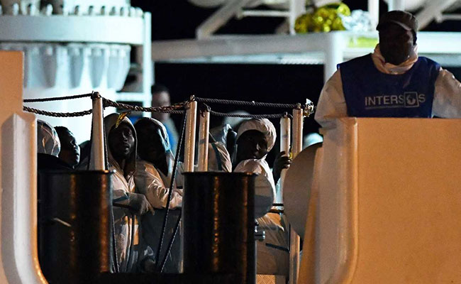 Italian Coastguard Ship Brings Over 500 Migrants To Sicily