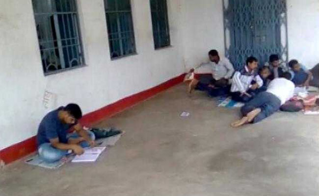 रेलवे की परीक्षा देने से चूक गए 11 लाख नौजवान, यूपी में बीटीसी बनाम बीएड का विवाद