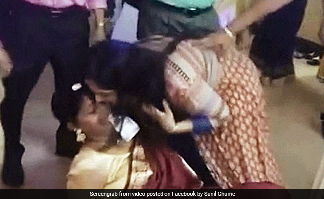 मुंह में नोट दबाकर एक्ट्रेस ने BEST कर्मचारियों के साथ किया Dance, अंजाम हुआ बहुत बुरा