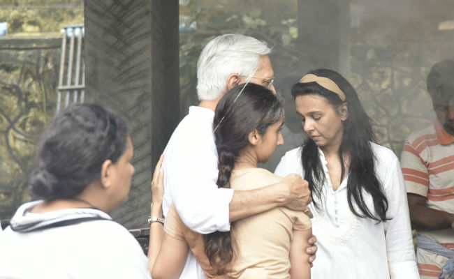 At Sujata Kumar's Funeral, Daughter Kritika And Sister Suchitra Krishnamoorthi Perform Final Rites