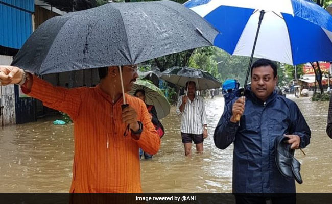 मुंबई की बारिश में फंसे BJP प्रवक्ता संबित पात्रा, सोशल मीडिया पर वायरल हुई हाथ में जूता उठाए तस्वीर