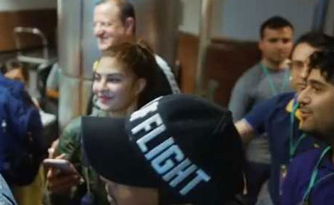 जैकलिन फर्नांडिज को देखते ही एयरपोर्ट पर फैन्स हुए बेकाबू, बोलने लगे- तेरी लत गई...