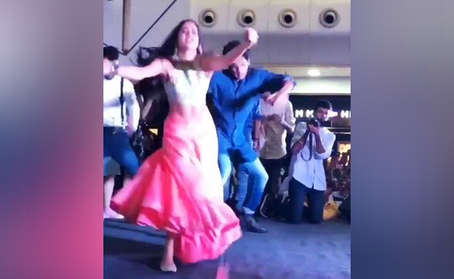 Janhvi Kapoor ने 'झिंगाट' पर डांस फ्लोर पर लगाई आग, बेकाबू हो सीटियां मारने लगे दर्शक- देखें Video