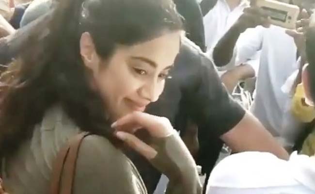 जाह्नवी कपूर को देख टूट पड़े फैन्स, कोई लगा नाचने तो किसी ने पकड़ा हाथ- देखें वीडियो