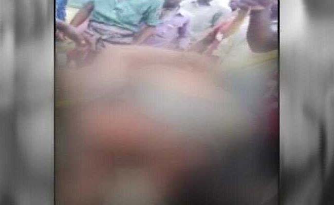 नोएडा में बच्चा चोरी के शक में लोगों ने युवक को पेड़ से बांधकर पीटा