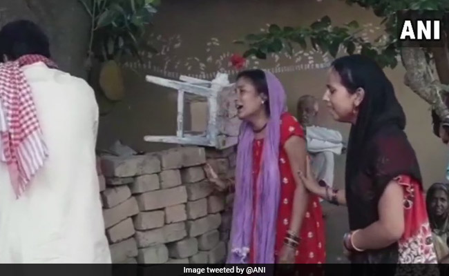 झारखंड : पाकिस्तान की फायरिंग में शहीद के गांव में मातम, पत्नी बोली- पीएम मोदी हैं दोषी