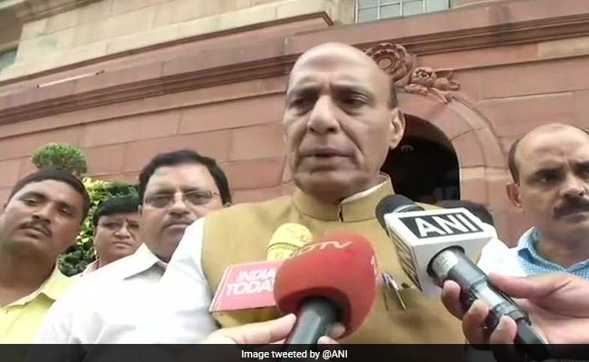 हिंदी दिवस 2018 :  गृहमंत्री राजनाथ सिंह ने जब ट्विटर हैंडल पर अंग्रेजी से हिंदी में में किया नाम