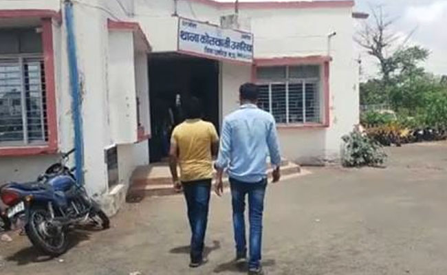 जिला जज की कुर्सी में बैठकर सेल्फी लेना भारी पड़ गया पुलिस आरक्षक को