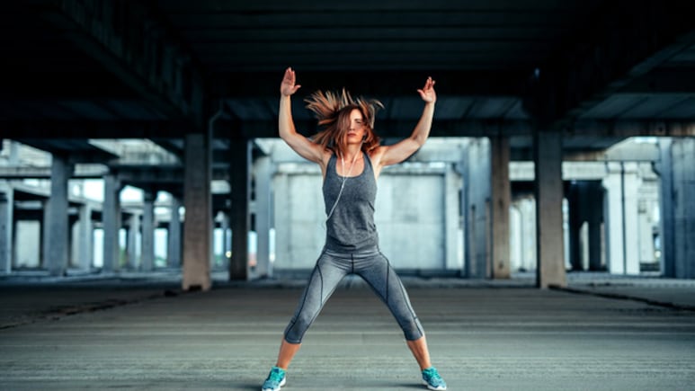 6 Easy Strength Training Exercises You Can Do At Home This Winter