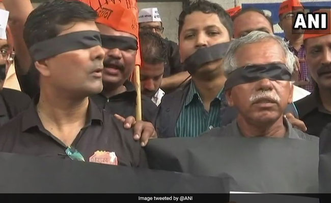Maharashtra Bandh LIVE Updates: Protesters Cover Eyes, Mouth With Black Ribbons In Mumbai