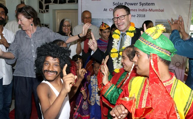 ऑस्ट्रेलियन कौंसल जनरल टोनी हूबर ने अंधेरी के चेशायर होम्स में सोलर पावर सिस्टम का किया उद्घाटन ऑस्ट्रेलियन कौंसल जनरल टोनी हूबर ने अंधेरी के चेशायर होम्स में सोलर पावर सिस्टम का किया उद्घाटन