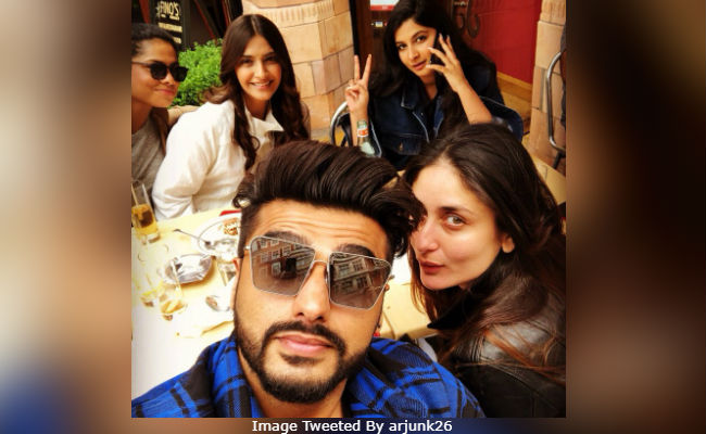 When In London, Kareena Kapoor Chills With <i>Veere</i>s Sonam, Rhea And Arjun Kapoor