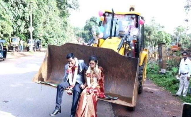 दुल्हन को JCB मशीन में बैठाकर विदा करके लाया दूल्हा, देखते रह गए लोग