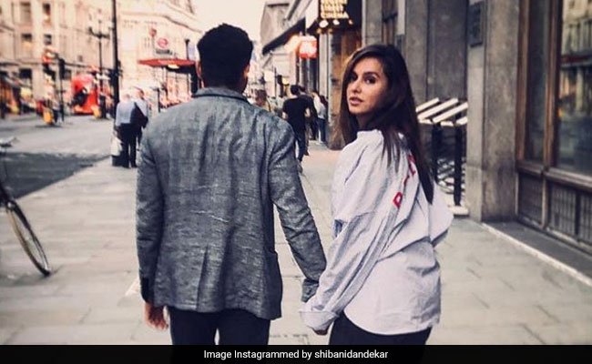 Is Farhan Akhtar The Mystery Man In Shibani Dandekar's Pic? The Internet Thinks So