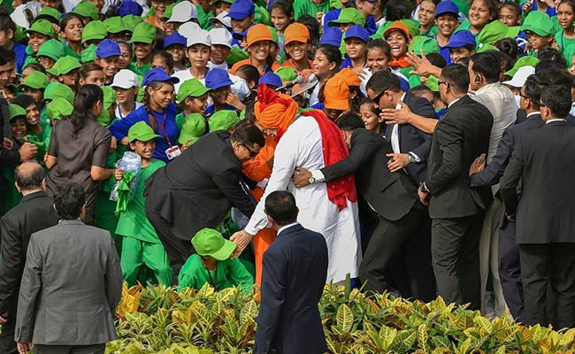 PM Ignores Security Protocol To Meet School Children At Red Fort