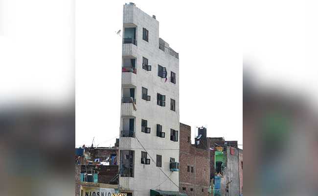 दिल्ली : कभी देखी है ऐसी बिल्डिंग? यहां जोखिम उठाकर रह रहे लोग