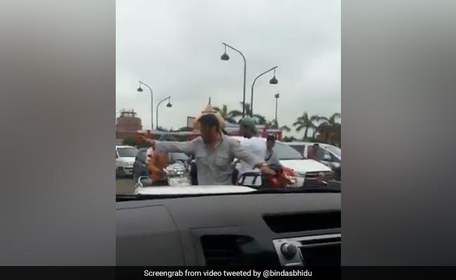 Jackie Shroff Directs Traffic On Lucknow Roads. Twitter Applauds 'Bhidu'
