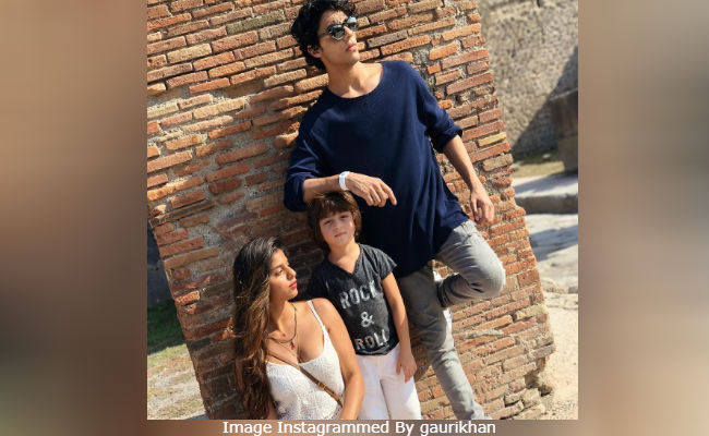 Suhana, Aryan And AbRam Strike A Perfect Pose For 'Paparazzo' Shah Rukh Khan