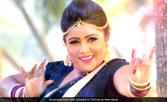 खेसारी लाल यादव के 'मलगजरी रे' पर झूमकर नाचीं प्रीति बिस्वास, साड़ी में ठुमकों से वीडियो हुआ वायरल