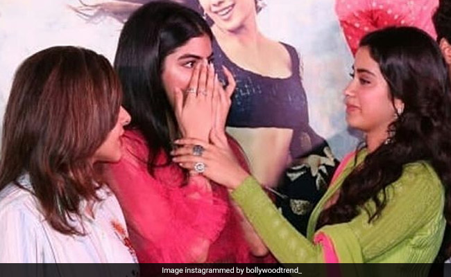 जाह्नवी को गले लगाते ही रोने लगीं खुशी, इमोशनल कर देगा श्रीदेवी की बेटियों का यह Video
