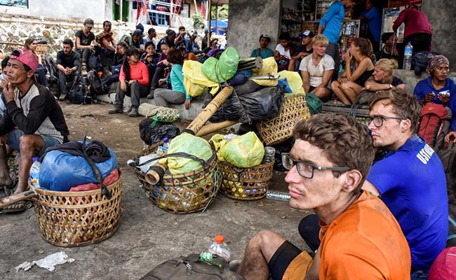 More Than 500 Hikers Evacuated From Indonesian Volcano After Earthquake
