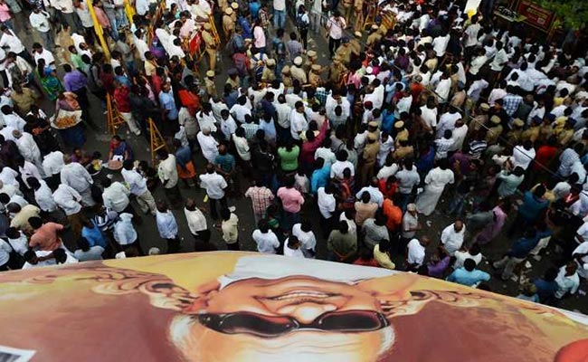 High Court To Hear DMK's Plea On Karunanidhi's Burial At Marina Beach: Updates