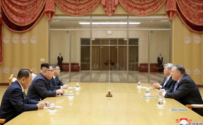 Mystery Man In The Middle Of Summit Planning Has Become A Fascination