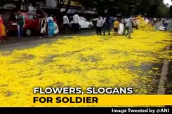 Army Major, Killed In Kashmir, Welcomed Home With A Shower Of Flowers Army Major, Killed In Kashmir, Welcomed Home With A Shower Of Flowers
