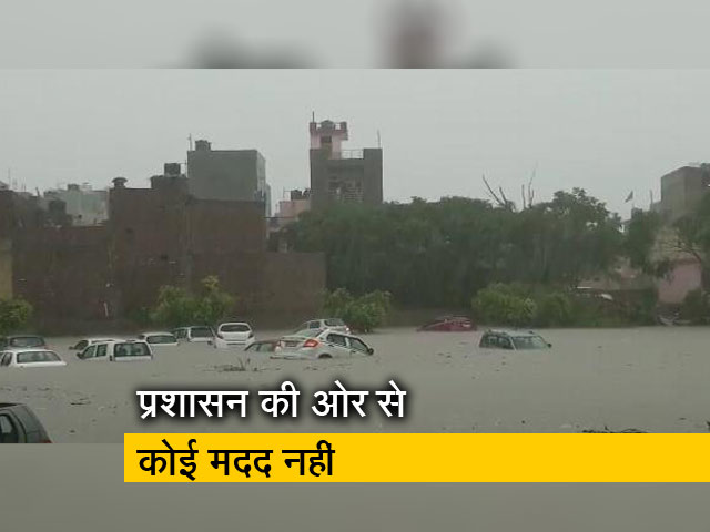 पार्किंग में डूबीं 50 गाड़ियां, गोताखोर निकालने के ले रहे हैं 5 से 10,000 रुपये