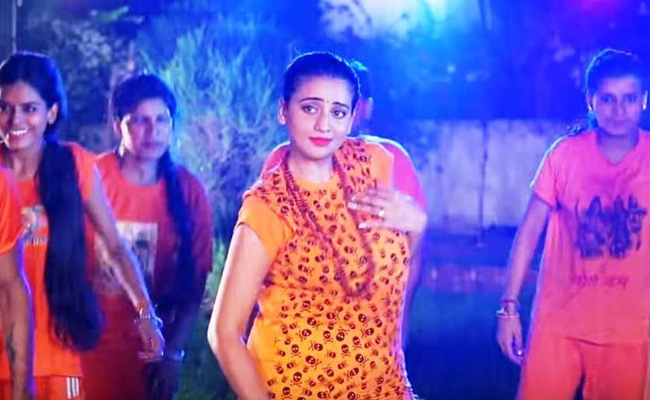 Video: अक्षरा सिंह का ये अंदाज देख आप भी कहेंगे 'बोल बम', सावन में कांवड़ सॉन्ग से मचाई धूम