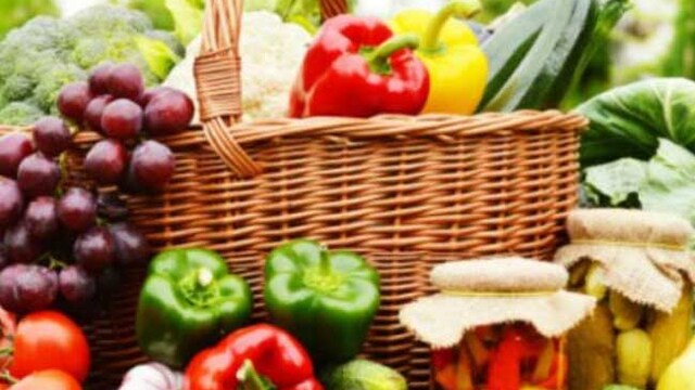 Ayurveda encourages fresh and vegetarian foods when practicing yoga