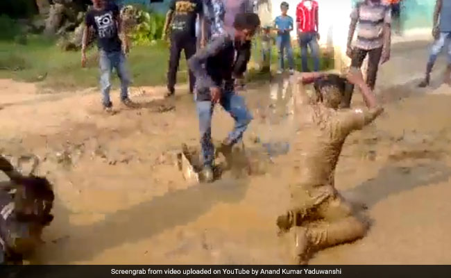 Nag Panchami 2018: डीजे पर लोगों ने किया कीचड़ में Nagin Dance, देखें Viral Video