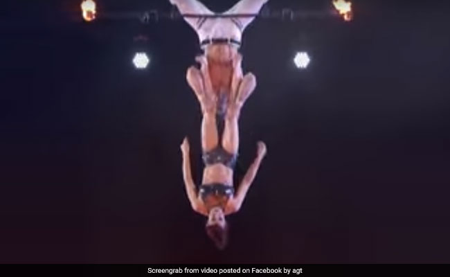 LIVE परफॉर्मेंस के दौरान हवा में छूटा पत्नी का हाथ, हादसा देख निकल पड़ीं लोगों की चीखें