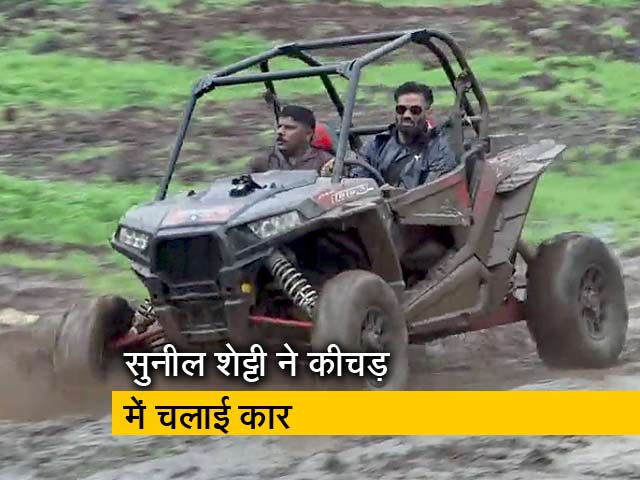 सुनील शेट्टी ने कीचड़ भरे ट्रैक पर स्पोर्ट्स कार चलाई
