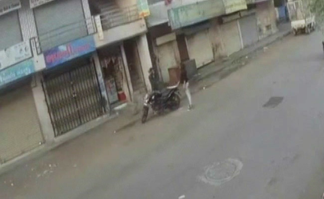 On Video, Surat's 20-Year-Old "Lady Don" Seen Wielding Sword, Threatening Shopkeeper