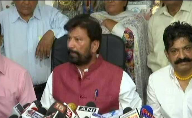 बीजेपी विधायक लाल सिंह की पत्रकारों को धमकी- शुजात बुख़ारी को नहीं भूलना चाहिए