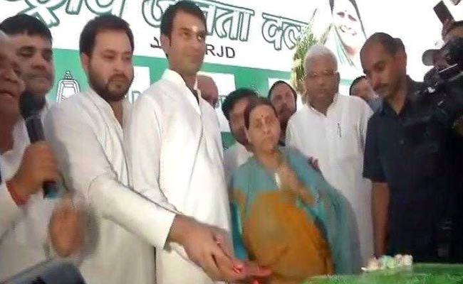 आरजेडी सुप्रीमो लालू प्रसाद यादव को सीएम नीतीश कुमार ने दी जन्मदिन की बधाई, तेज-तेजस्वी काटा 71 किलो का केक