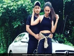 पंजाबी गाने पर थिरकीं 'बेलन वाली बहू', रोड के बीचों-बीच मदमस्त होकर लगाए ठुमके... पंजाबी गाने पर थिरकीं 'बेलन वाली बहू', रोड के बीचों-बीच मदमस्त होकर लगाए ठुमके...