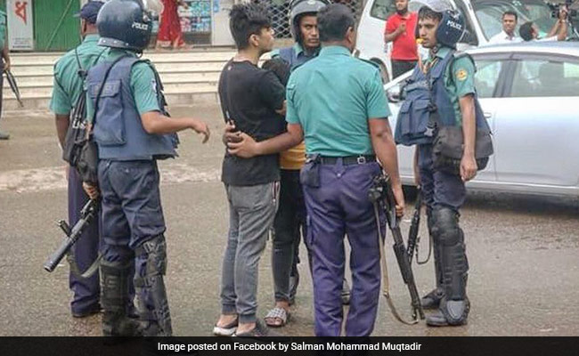 Bangladesh Snaps Mobile Internet After Students' Protest Turns Violent