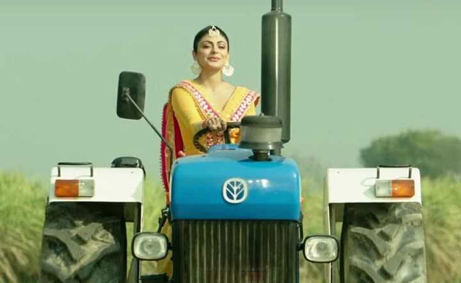 Video: खेतों में ट्रैक्टर चलाती नजर आई पंजाबी फिल्मों की एक्ट्रेस, देसी स्वैग देखकर हो जाएंगे क्रेजी