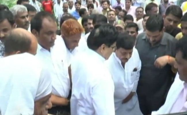 सेक्यूलर मोर्चा के एलान के बाद शिवपाल का हुआ रामगोपाल से सामना, तो पैर छूकर लिया आशीर्वाद