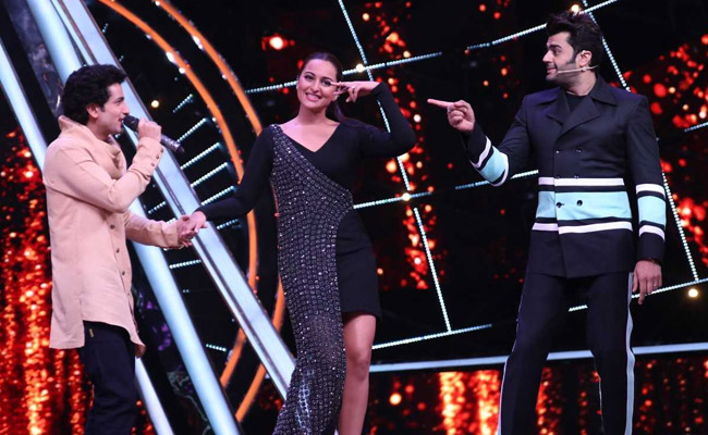 Indian Idol 10 में कंटेस्टेंट की मां ने पूछा ऐसा सवाल, सोनाक्षी सिन्हा ने कर डाला ये बड़ा खुलासा